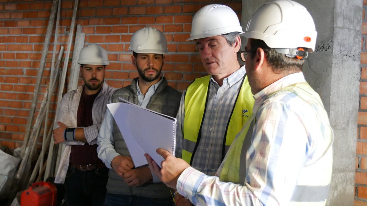 Visita al inicio de las obras de la nueva sala.