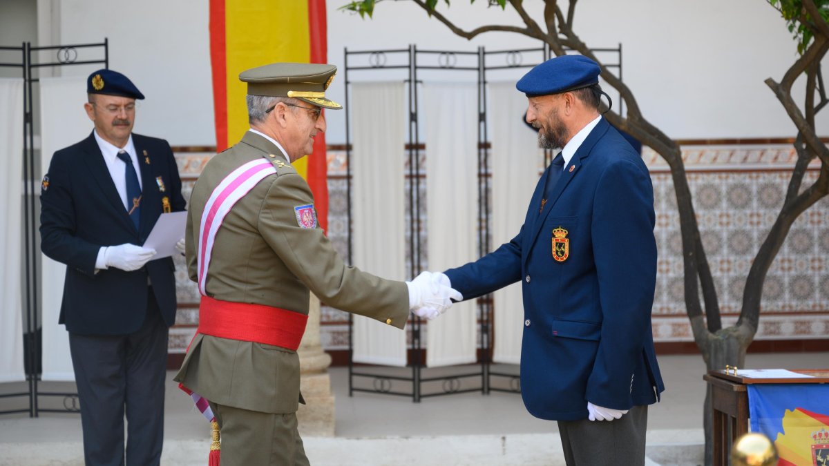 El general Martín Cabrero entrega condecoraciones