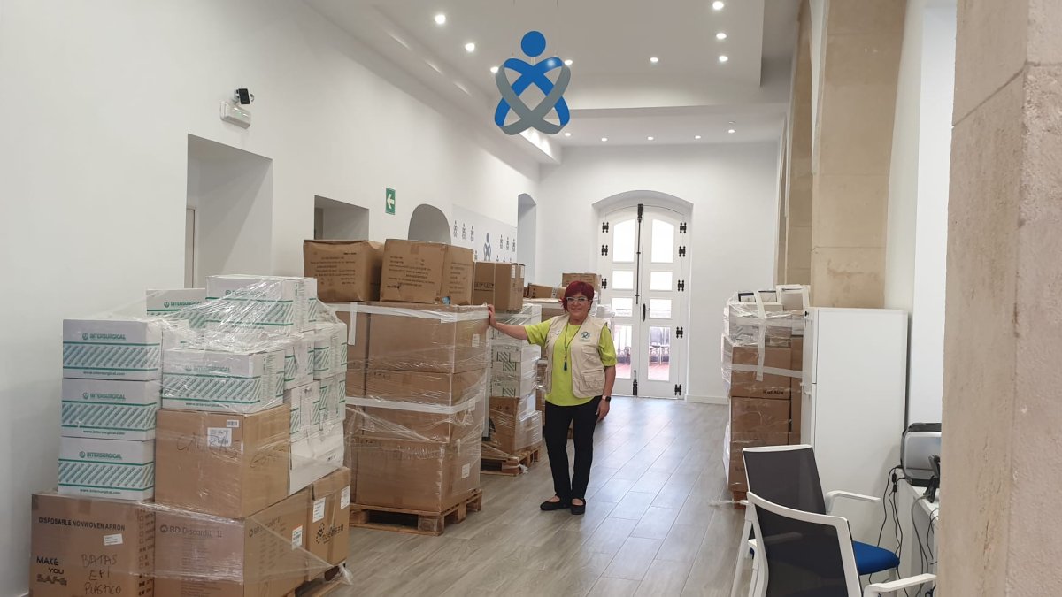 María del Mar García junto al envío de material sanitario a Siria.