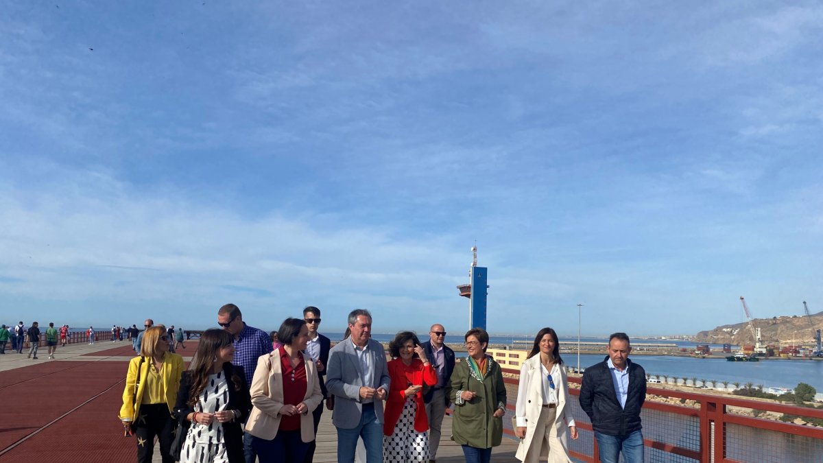 Recorrido de los socialistas por el paseo peatonal del Cable Inglés.