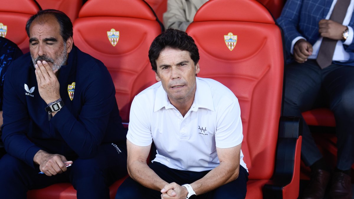 Rubi mira al fotógrafo de LA VOZ antes del Almería-Valencia.