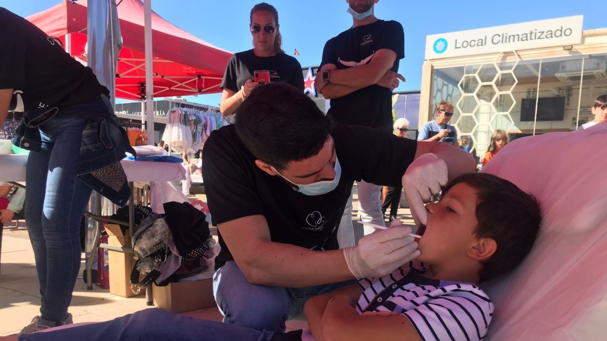 Revisiones gratuitas, pintacaras, higiene bucodental o dibujos fueron algunas de las actividades propuestas por la empresa.