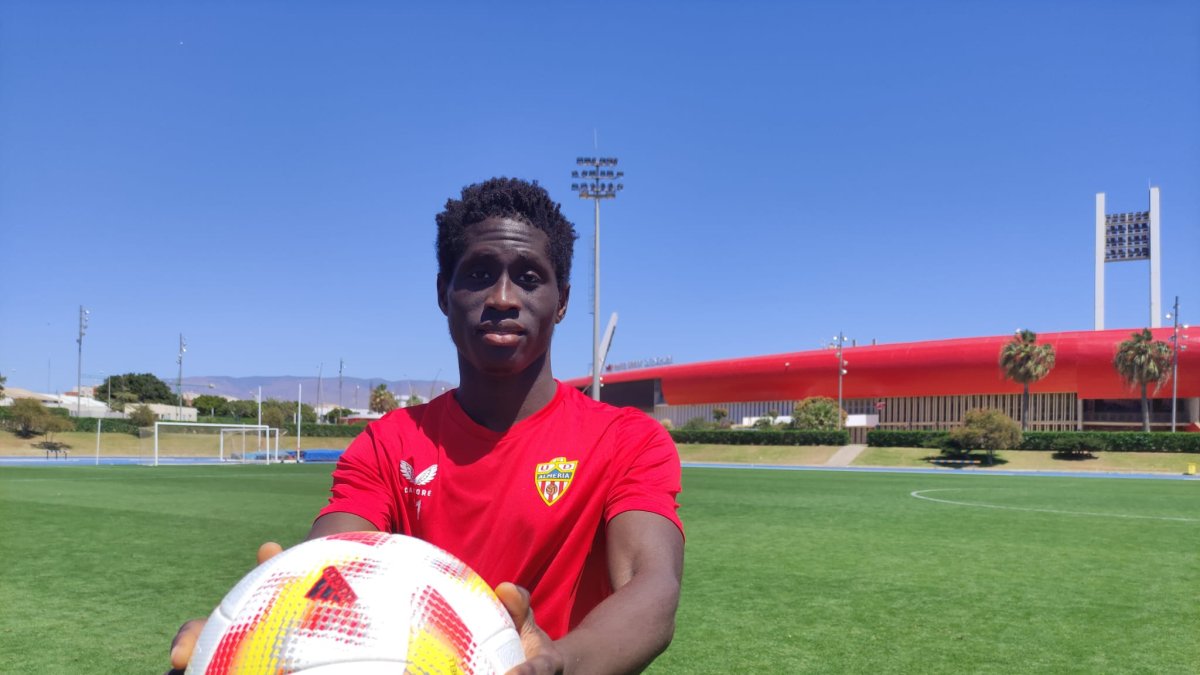 Marciano con LA VOZ y Cadena SER en el campo Anexo del Estadio de los Juegos Mediterráneos.