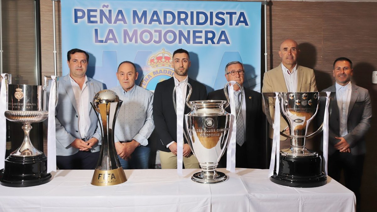 Parte de la directiva con invitados al V Aniversario.