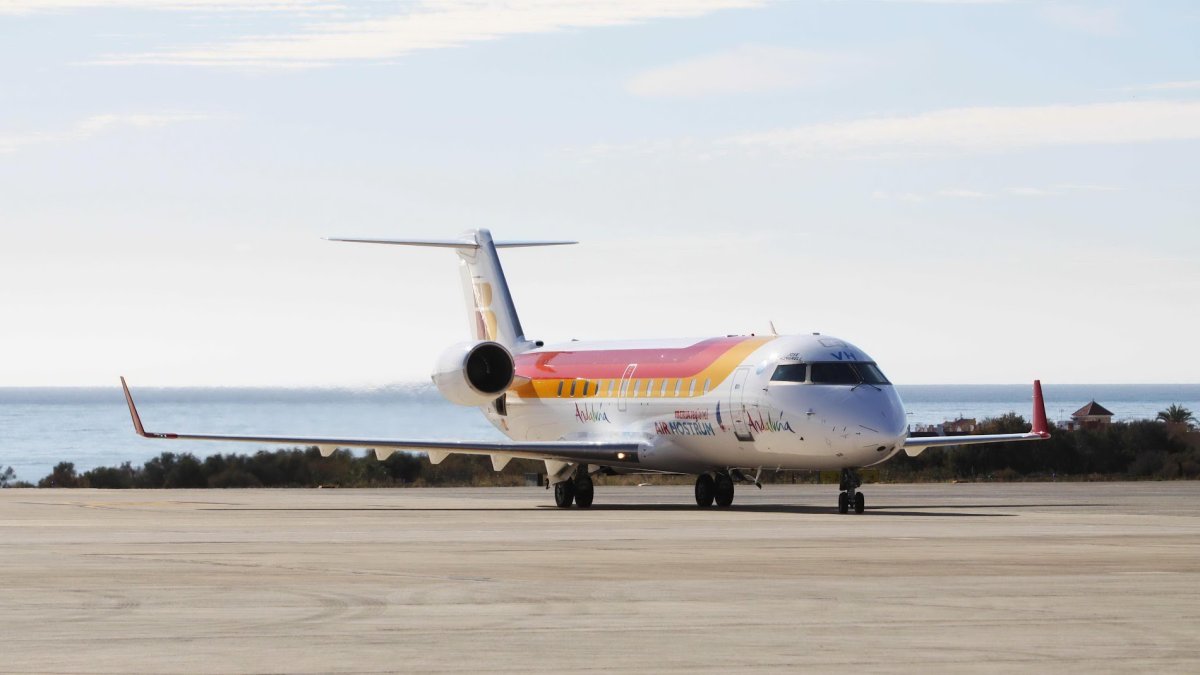 Imagen de archivo de un avión tras aterrizar en el Aeropuerto de Almería.