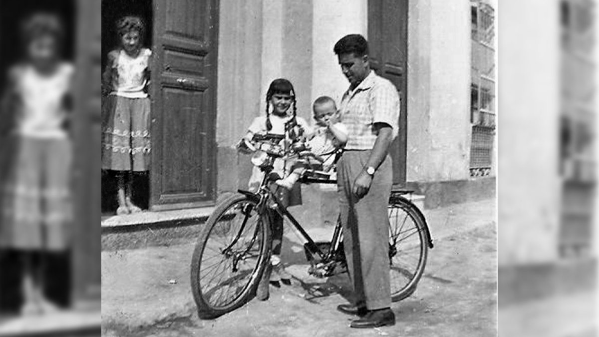 Los Salazar, los Oyonarte, los Roque, formaban parte de la vida de la calle en aquellos años de suelo de tierra y de bicicletas.