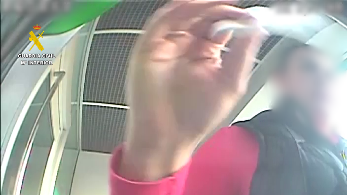 La mujer, sacando dinero de un cajero automático.