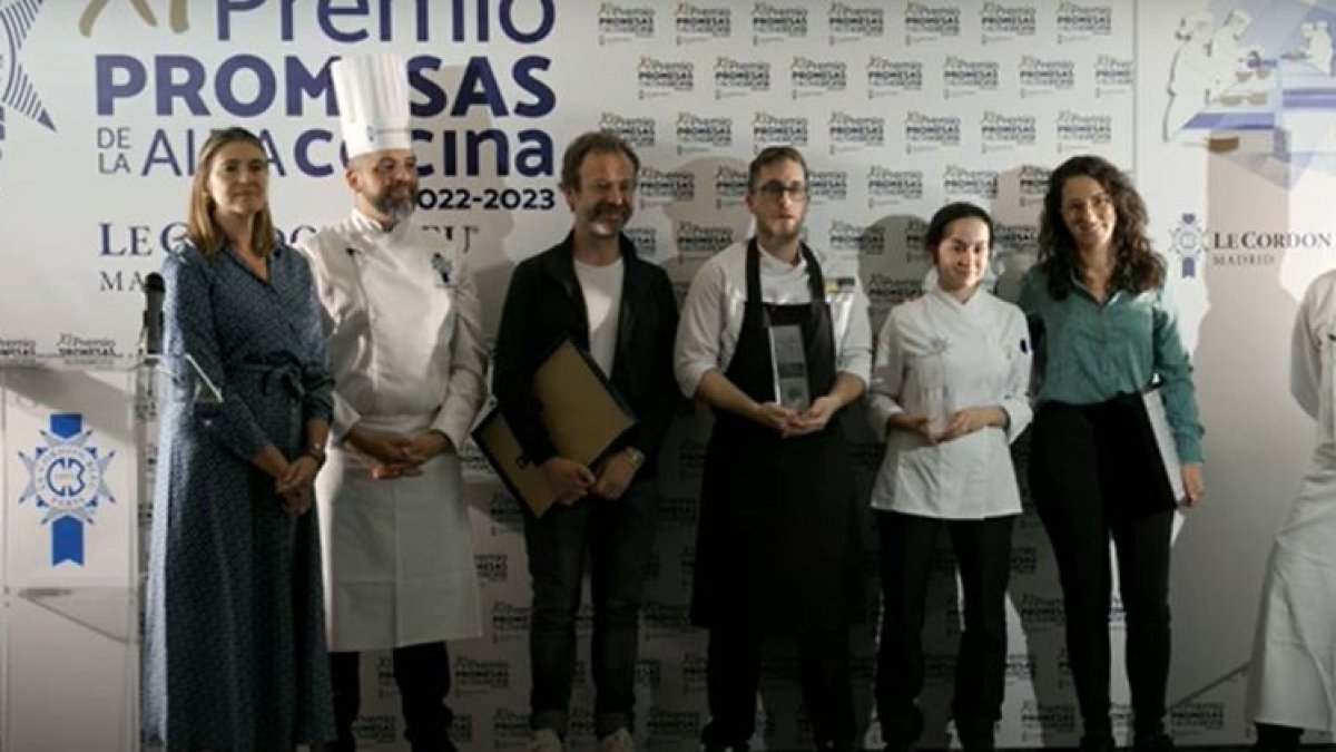 Foto del jurado con el ganador y la segunda clasificada.