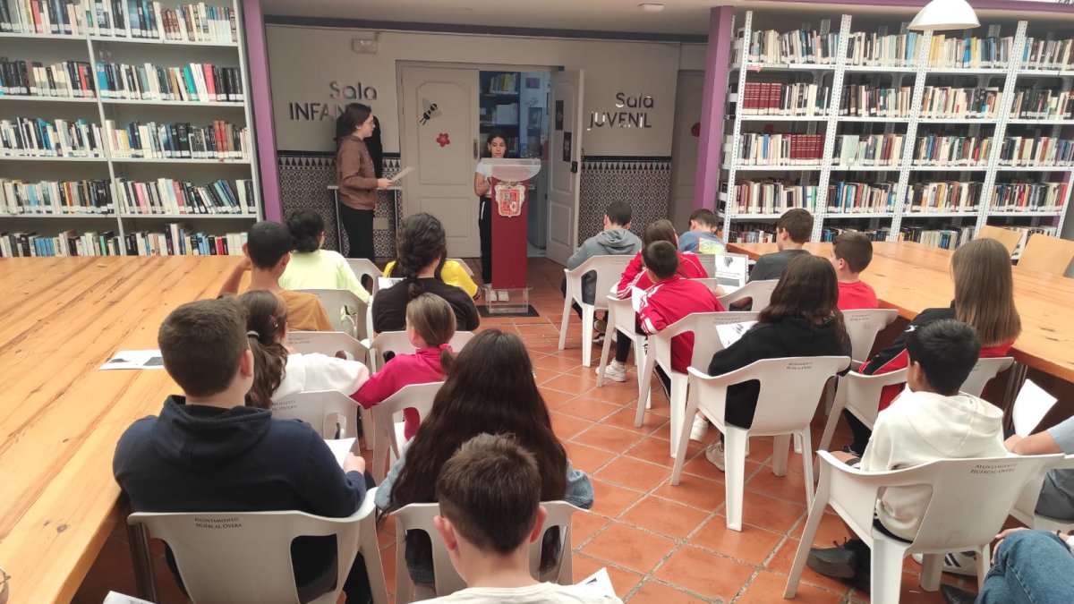 Lecturas públicas en los centros educativos de poemas de Pablo Neruda.