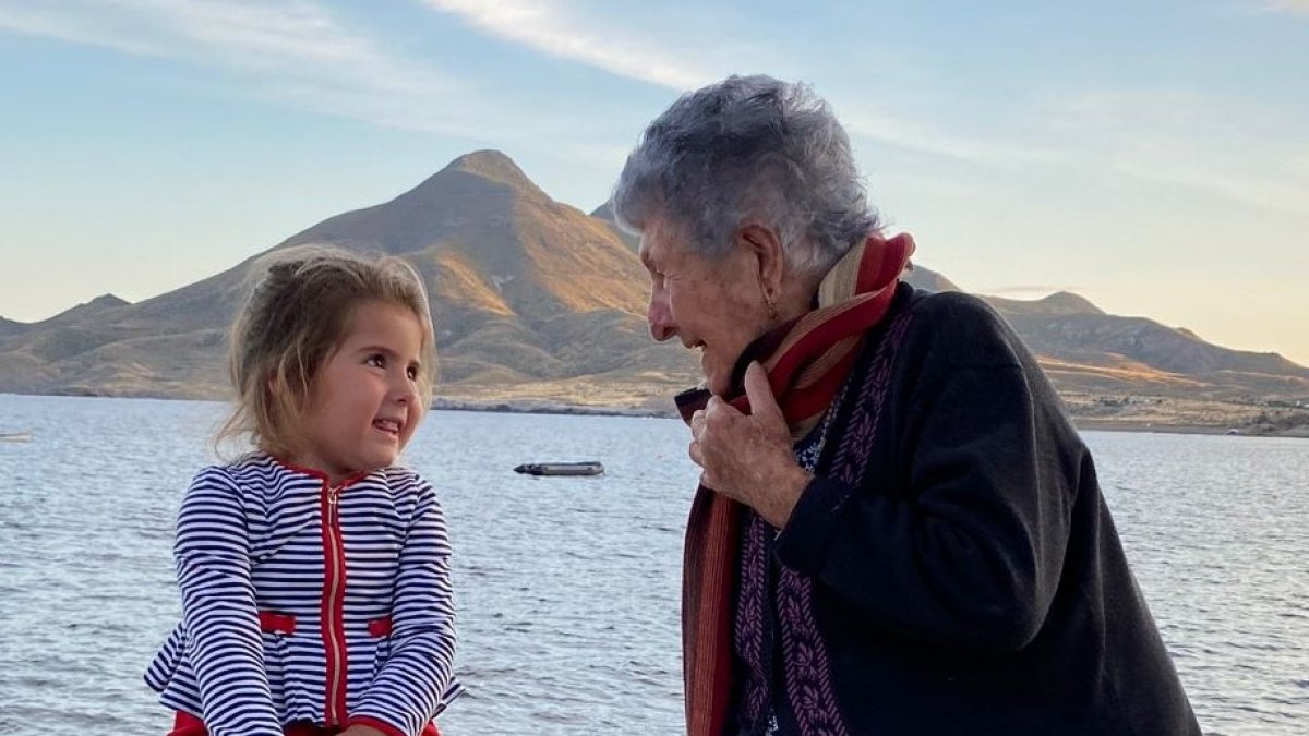 Dolores junto a Carlota, su bisnieta.