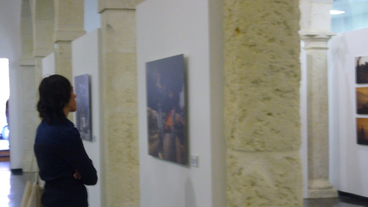 Una visitante observa una fotografía en el CAF.
