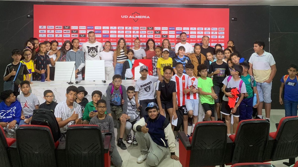 Radio La Canal, del CEIP La Canal de Vícar, en su visita a la Unión Deportiva Almería.