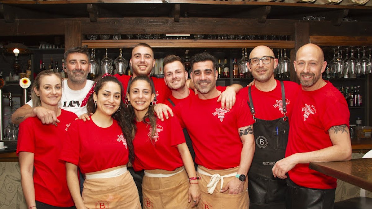 Equipo de La Bodega del Jamón en las Fiestas de San Marcos de El Ejido 2022-LAVOZ