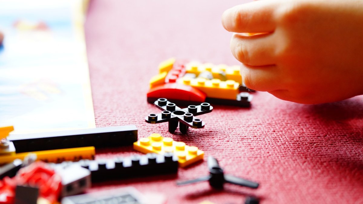 Un niño jugando.