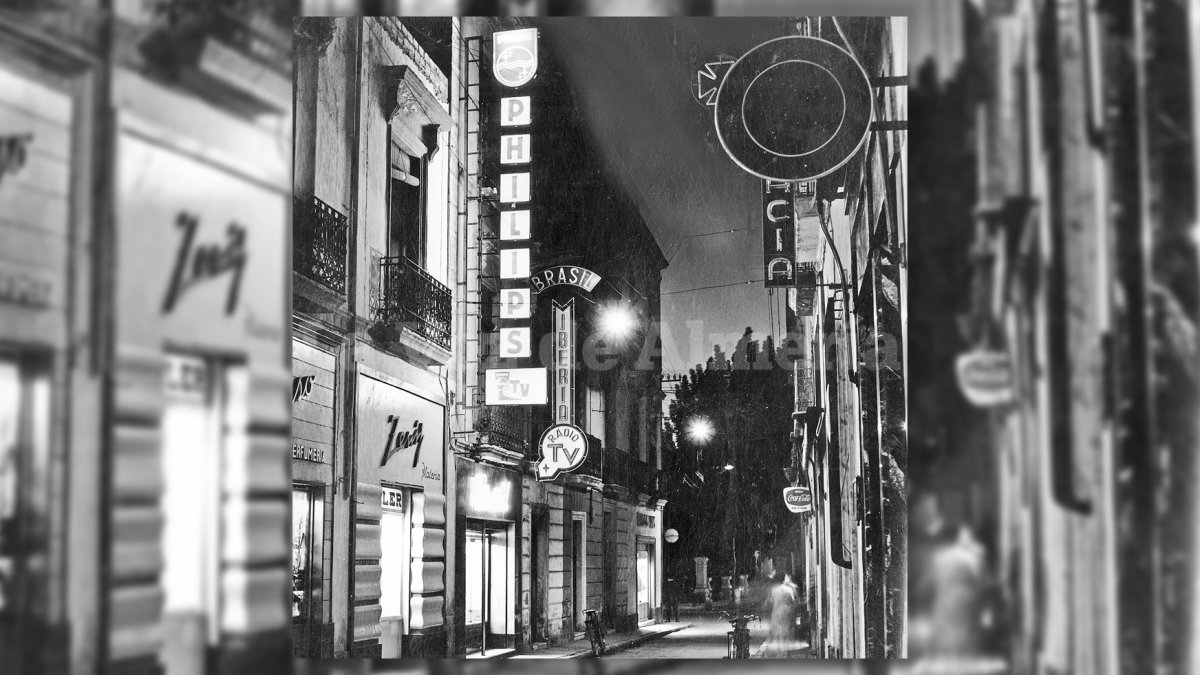 Cuando los comercios empezaron a modernizarse con los letreros luminosos las calles del centro se llenaron de una nueva vida cuando llegaba la noche.