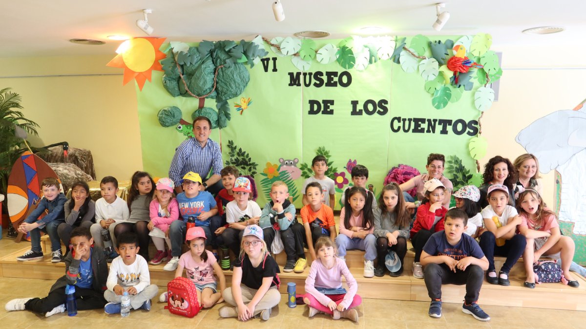 El alcalde y la teniente de alcalde han visitado el Museo de los Cuentos junto a los pequeños.