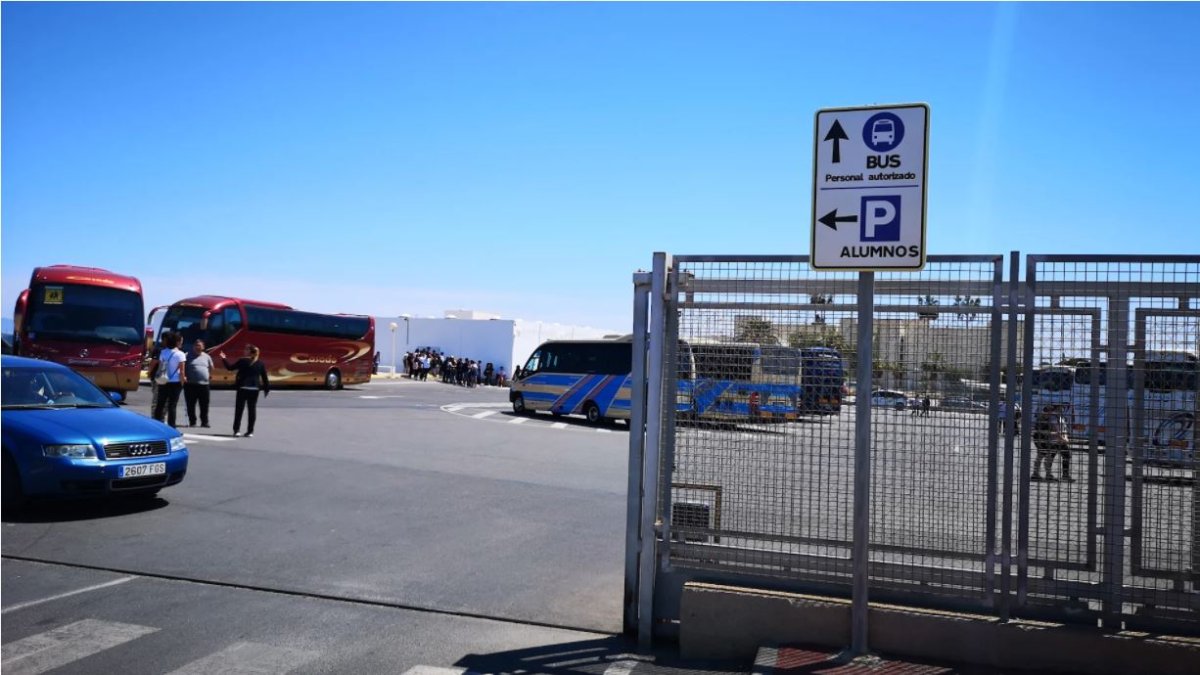 Entrada del IES Sol de Portocarrero, al mediodía de este jueves.