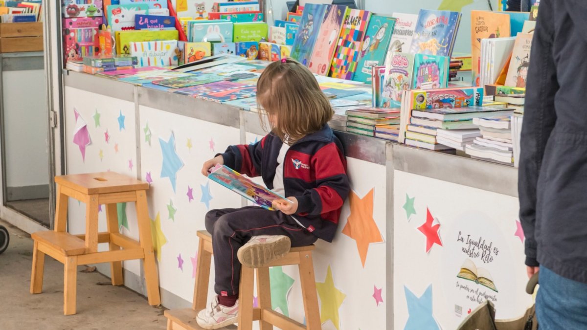 Visitar una feria del libro en familia es una excelente oportunidad para generar interés por la literatura.