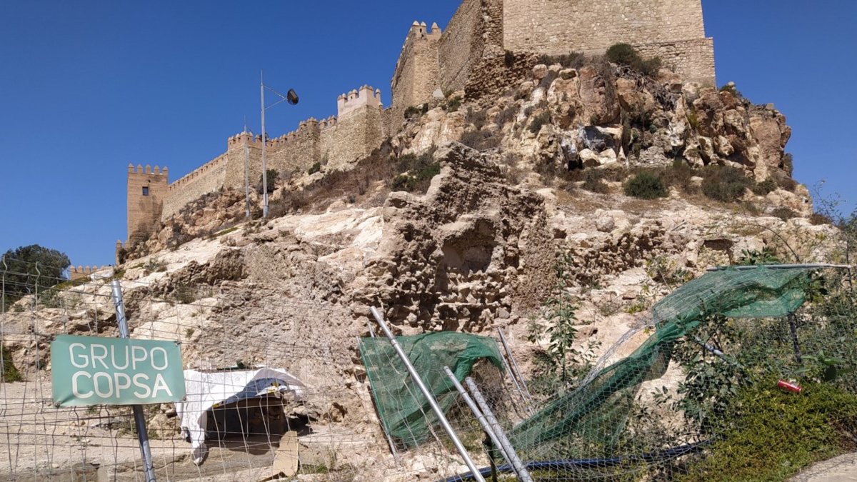 La valla que protegía el lugar de las excavaciones se ha venido abajo en los últimos meses.