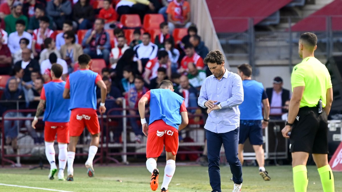 Rubi mirando el reloj en la segunda mitad del duelo ante el Athletic Club.