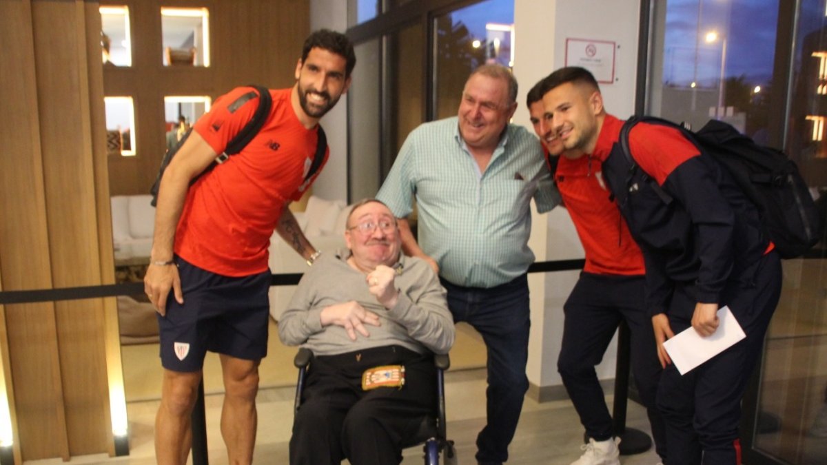 Con los futbolistas del Athletic en un momento que nunca olvidará.