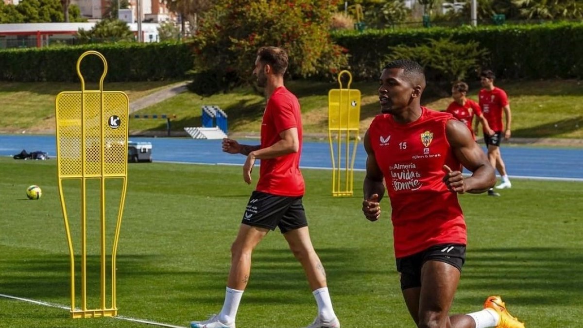 El lateral Akieme en el campo Anexo del Estadio de los Juegos Mediterráneos.