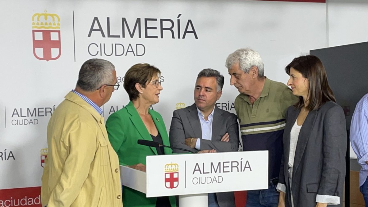 Adriana Valverde acompañada de miembros del grupo municipal socialista