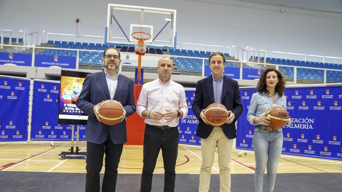Las autoridades y responsable del UPLA en la presentación del torneo este lunes.