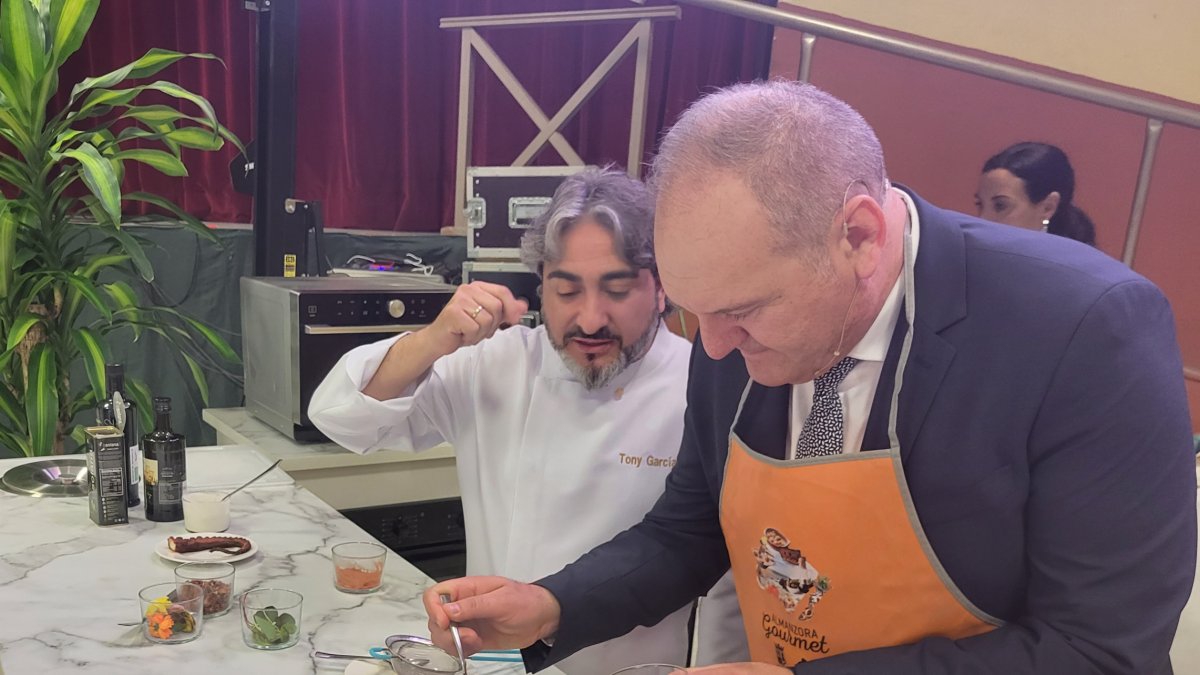 El cocinero Tony García junto al alcalde cuevano, Antonio Fernández.