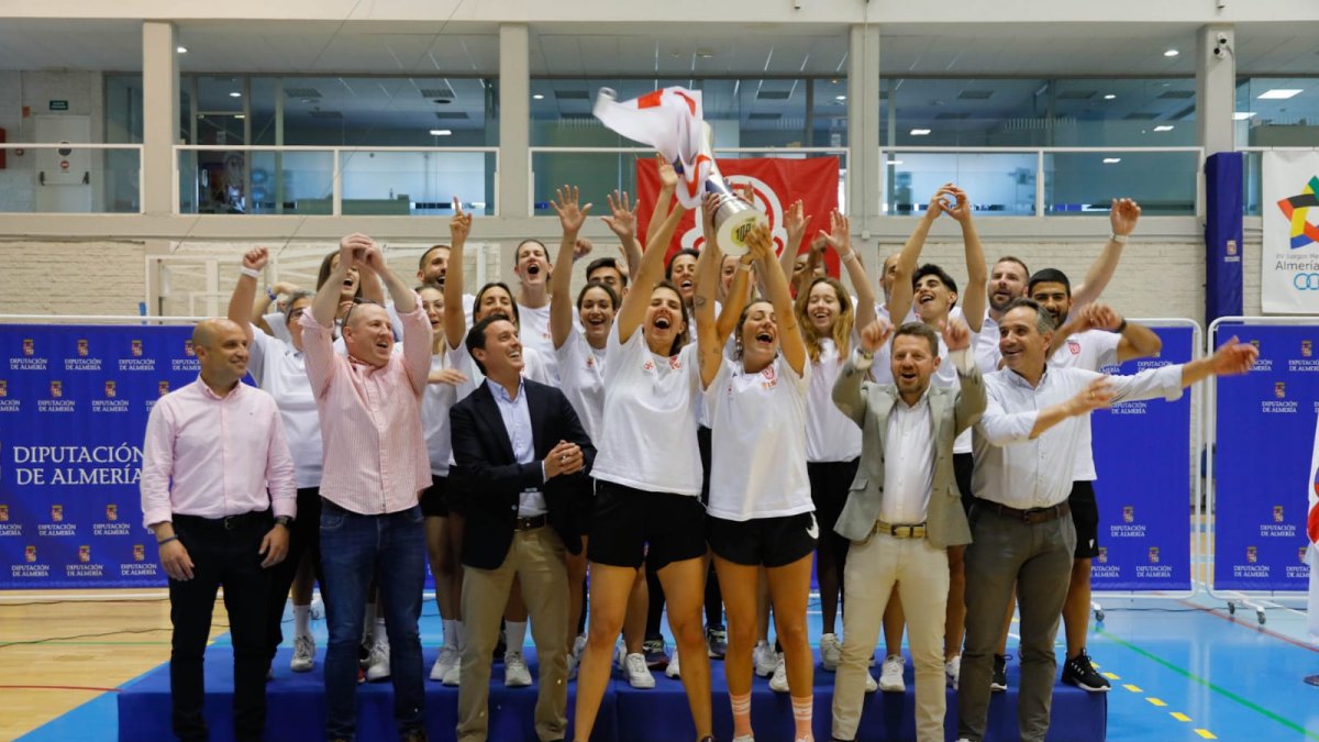Instituciones y Escuelas Deportivas arropan a las campeonas del ISE Costa de Almería CB Almería tras su ascenso a Segunda División.