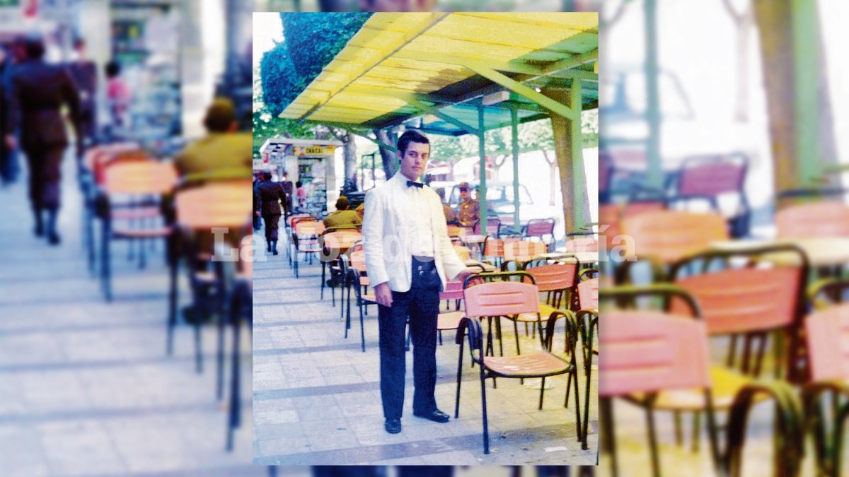 José Vicente, en la terraza del Café Español, allá por los primeros años 70, en una mañana de domingo llena de soldados.