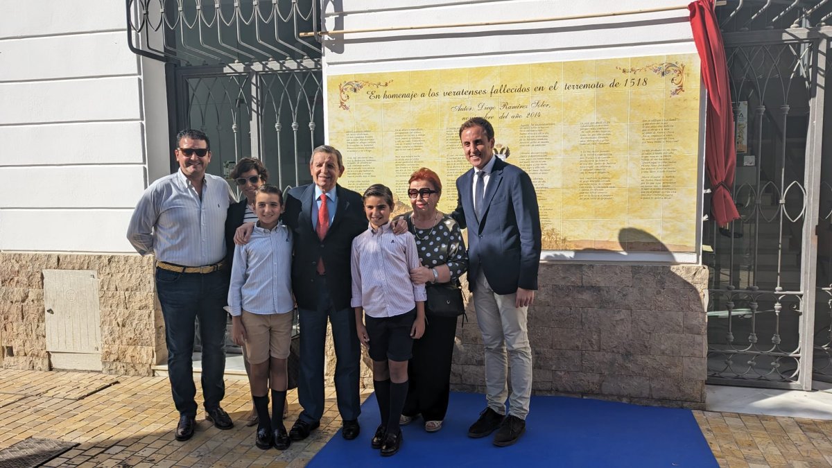 Diego Ramírez, acompañado de familiares y el alcalde veratense en la inauguración del azulejo con su romance.