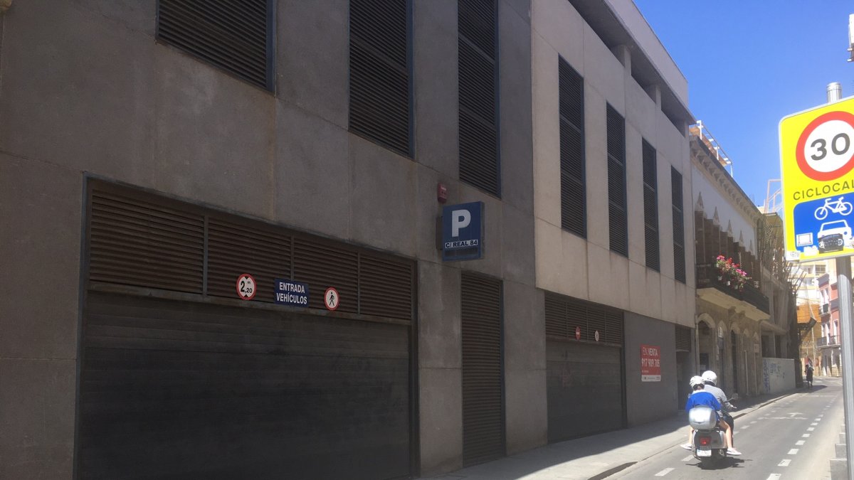 Edificio de los aparcamientos de la calle Real con el anuncio de la venta.