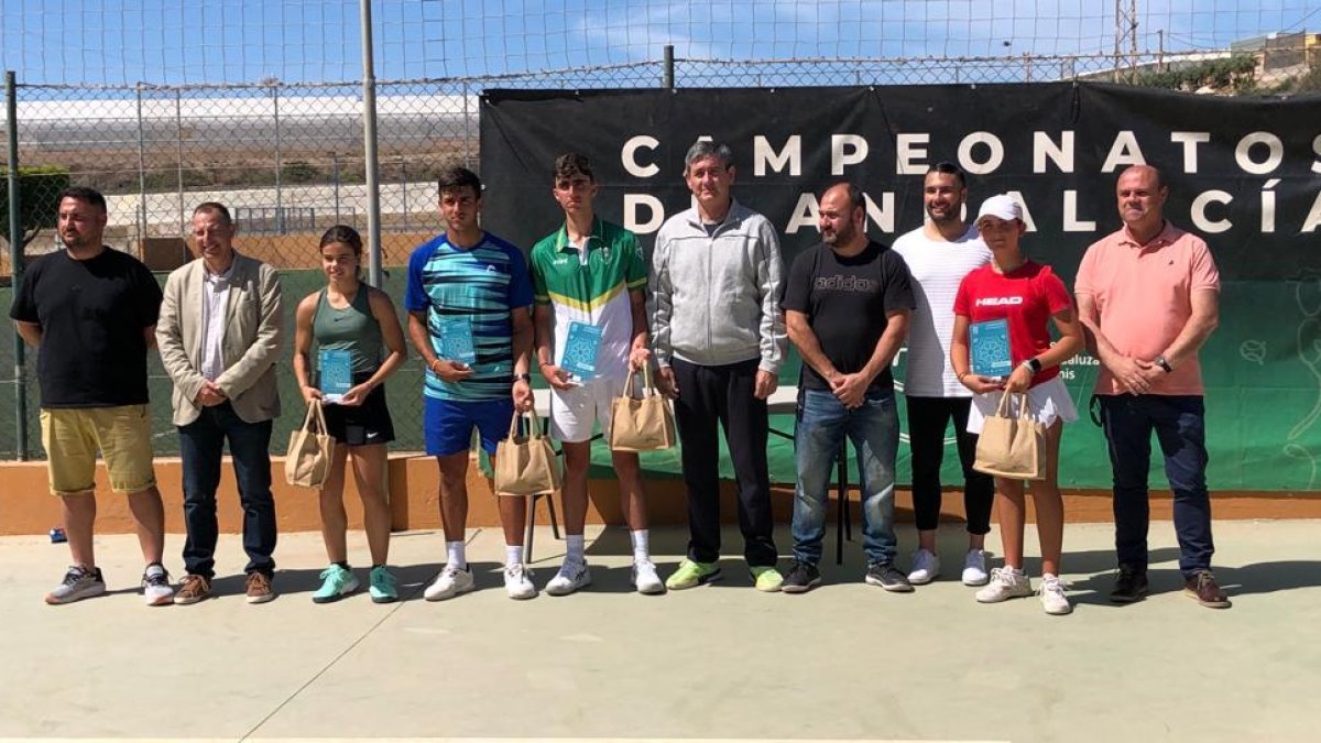 Los campeones posan tras el torneo celebrado en Adra.