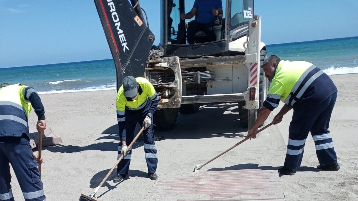 Los operarios veratenses ya trabajan en las playas para adecentarlas.