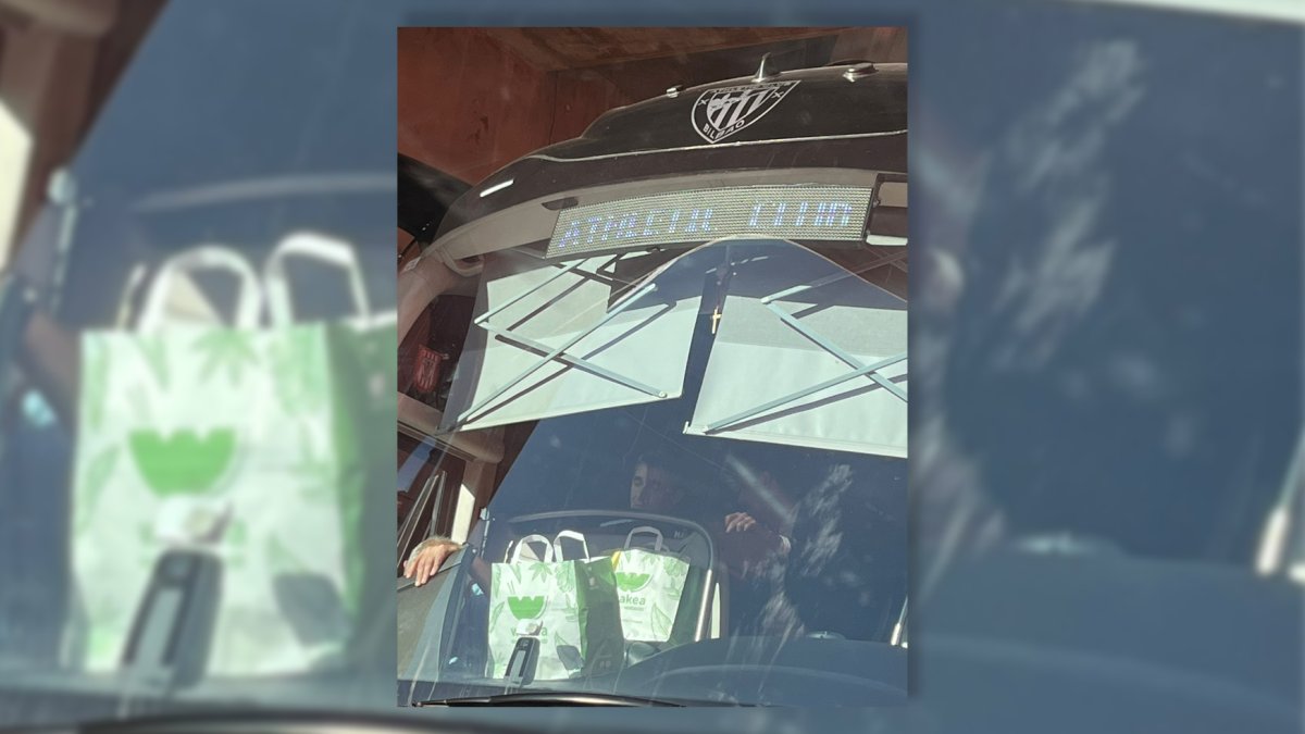 Autobús del Athletic con las bolsas de Wakea.