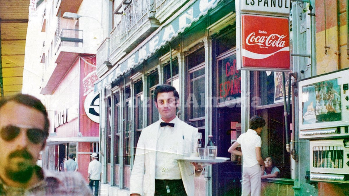 En la esquina con la calle Castelar se cruzaban la tradición que representaba el viejo Café Español con la modernidad de Simago.