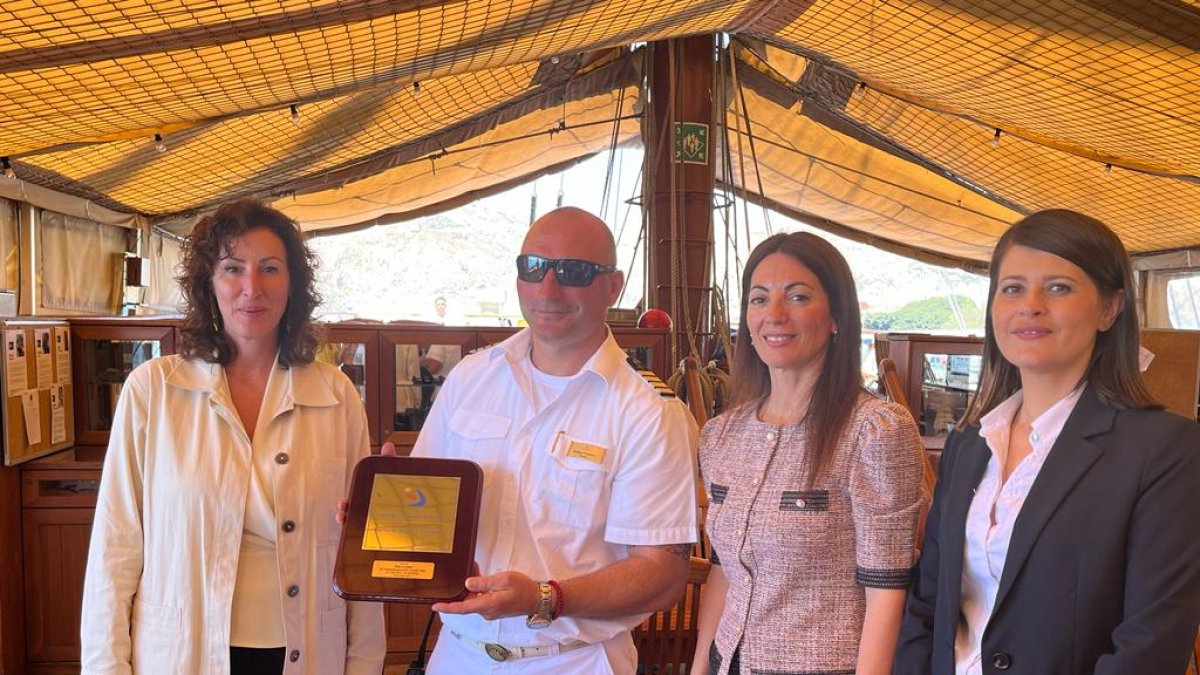 El capitán con Mar Vázquez, Rosario Soto y Ángeles Martínez.