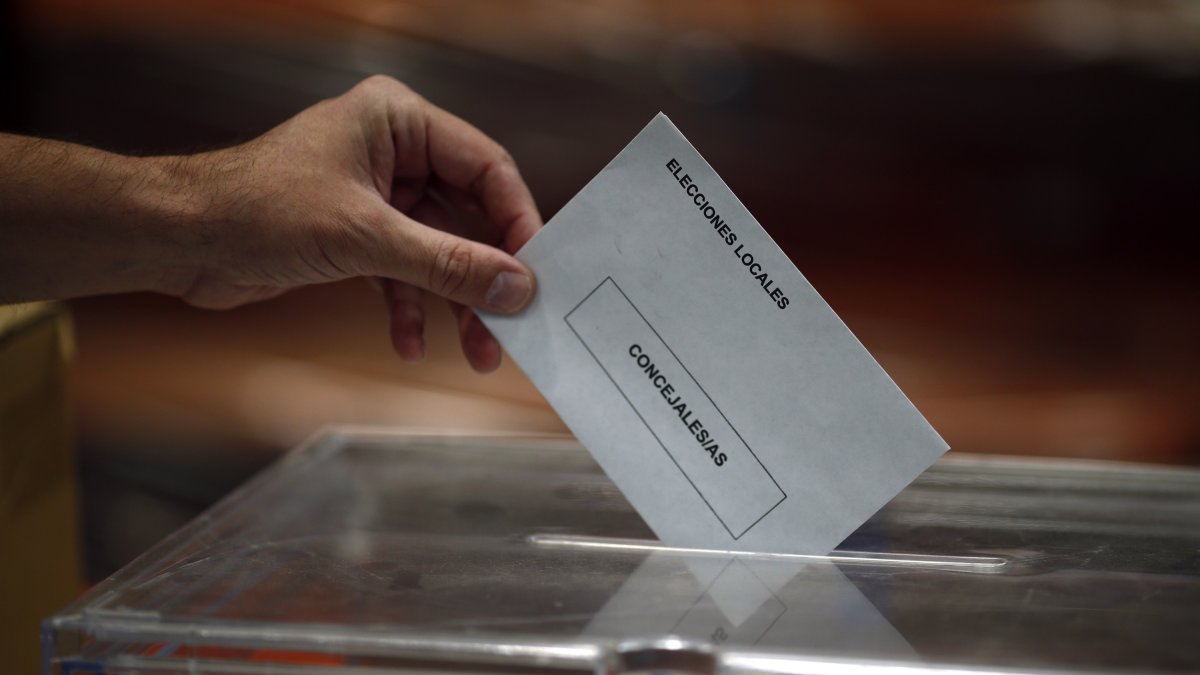 Urna en elecciones municipales.