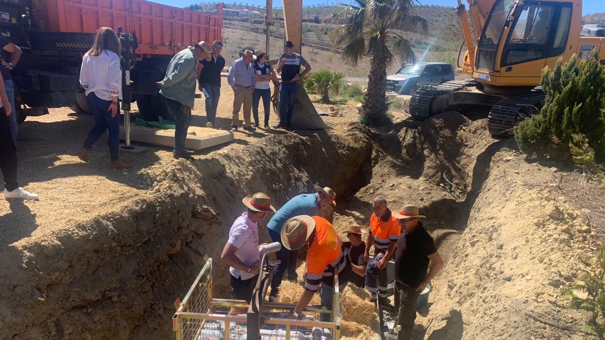 Proceso de enterramiento del vino días atrás.