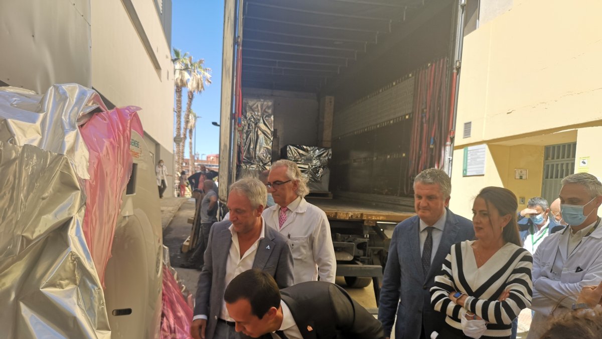 El PET TAC ha sido desembalado por responsables políticos de la provincia.