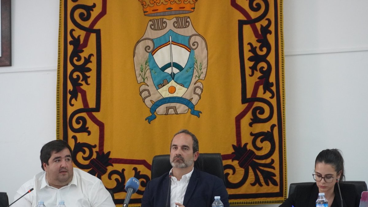 El alcalde carbonero, José Luis Amérigo (centro) en el Pleno de este miércoles.