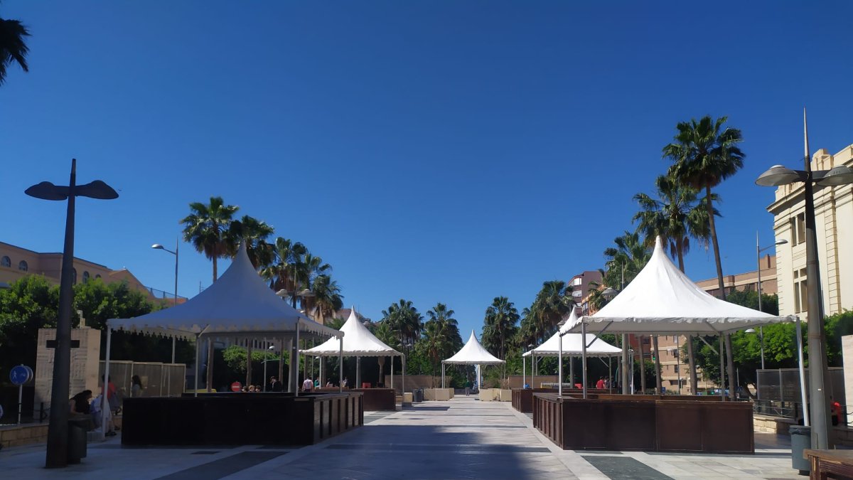 Los ambigús de la Rambla Federico García Lorca, preparados para las Cruces de Mayo 2023.