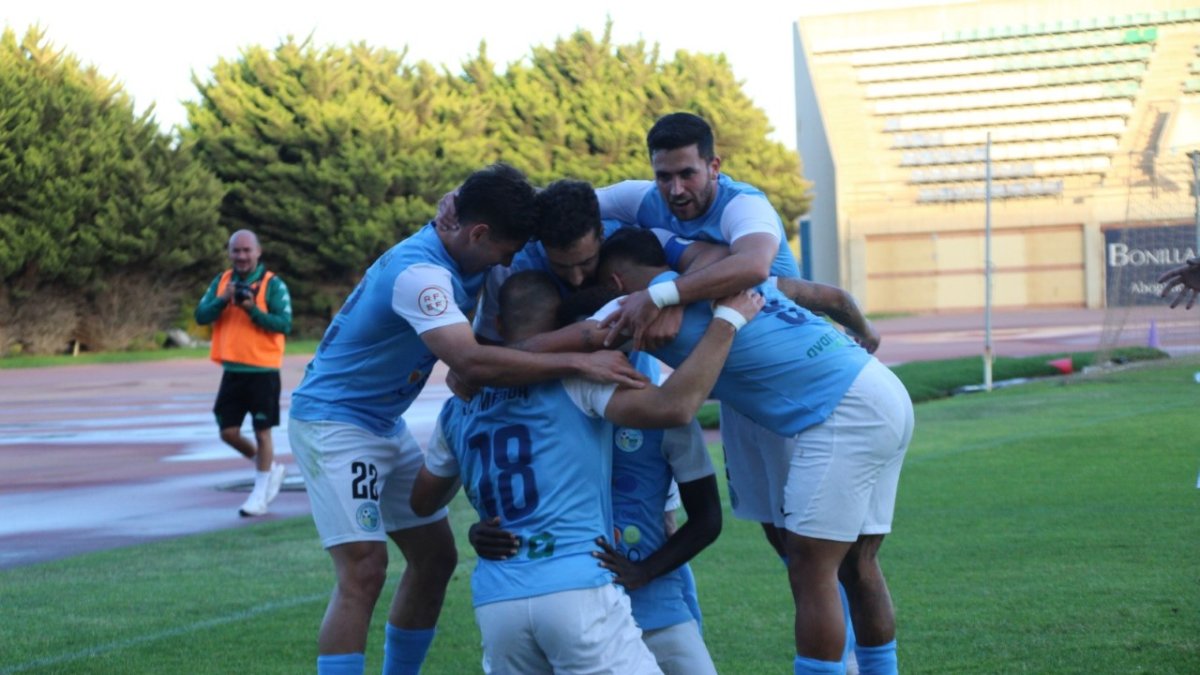 Los jugadores del Poli quieren celebrar con su afición.