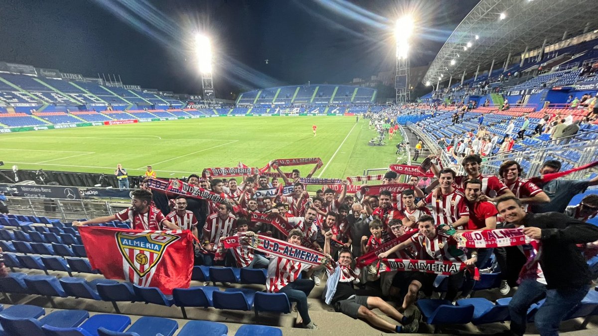 Celebración de los aficionados rojiblancos en el Coliséum Alfonso Pérez.