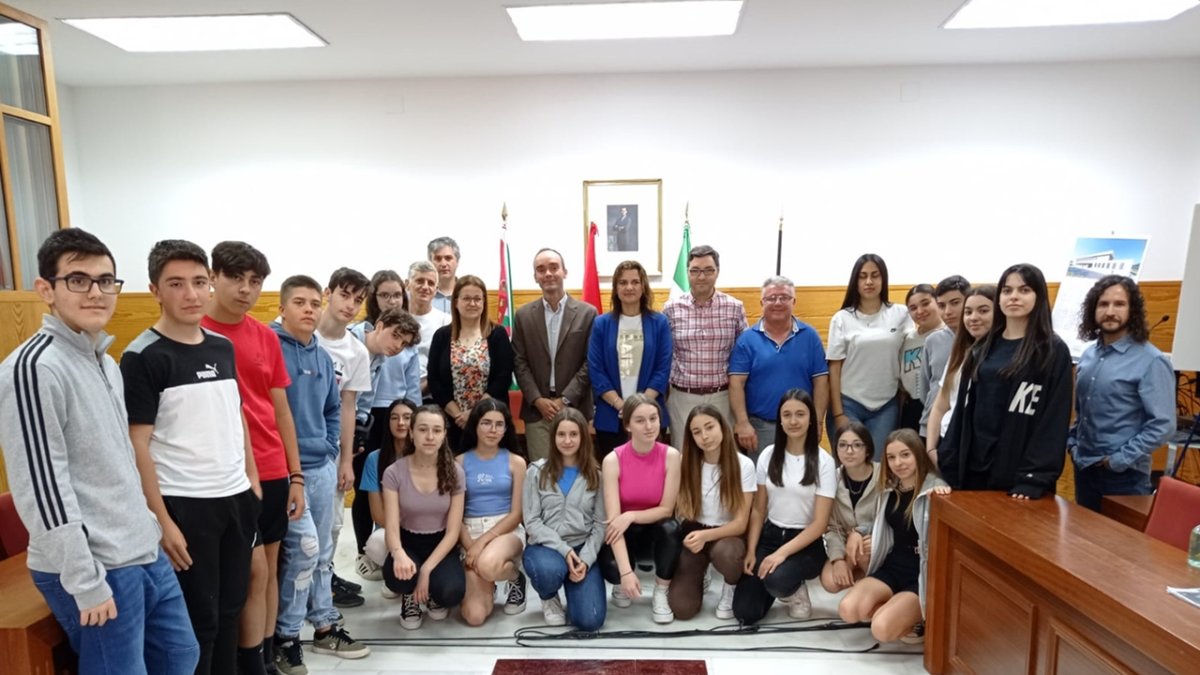 Alumnos del instituto con las autoridades.