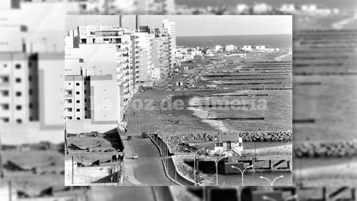 El Paseo Marítimo en construción, en los años 80, con los once espigones que iban de San Miguel a la Térmica.