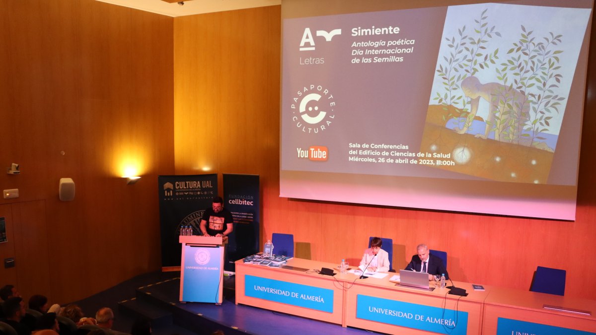 Presentación de Simiente en el salón de actos de Ciencias de la Salud de la Ual