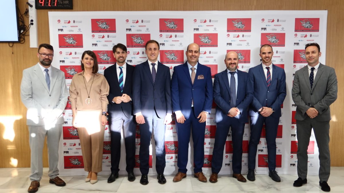 Autoridades en la gala de entrega de premios de AJE Almería 2023.