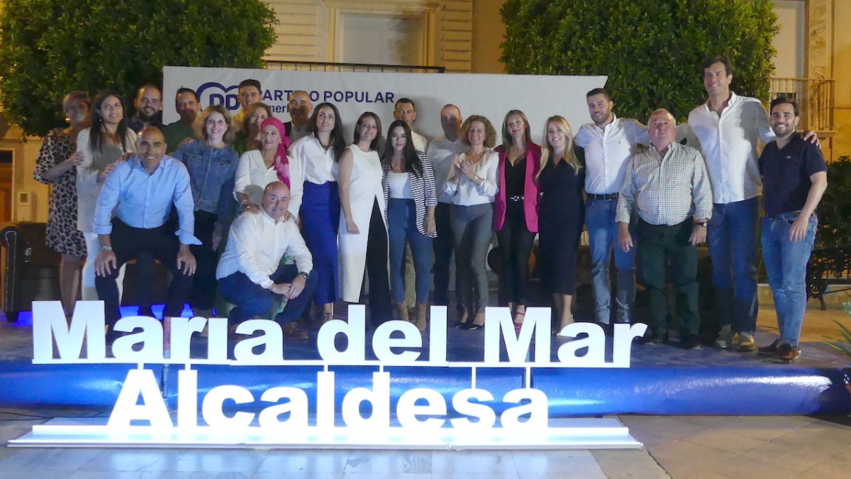 Fotografía de familia de los integrantes de la candidatura del PP.